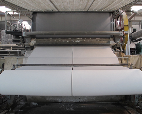 Le principe de fonctionnement et la connexion de transmission du rouleau du canapé à vide et du rouleau d'aspiration sous vide dans la machine à papier